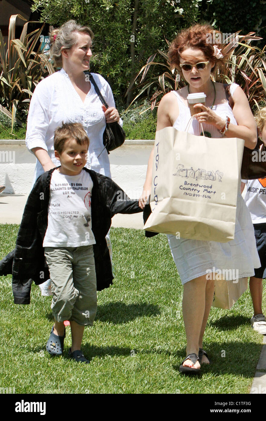 Helena Bonham Carter dejando 'juguete Loco' con su hijo Billy Ray Burton, que llevaba una gran bolsa de compras y un café en Malibu. Foto de stock