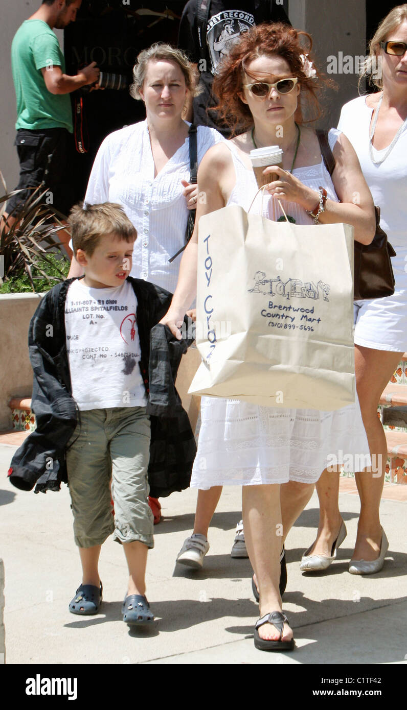 Helena Bonham Carter dejando 'juguete Loco' con su hijo Billy Ray Burton, que llevaba una gran bolsa de compras y un café en Malibu. Foto de stock