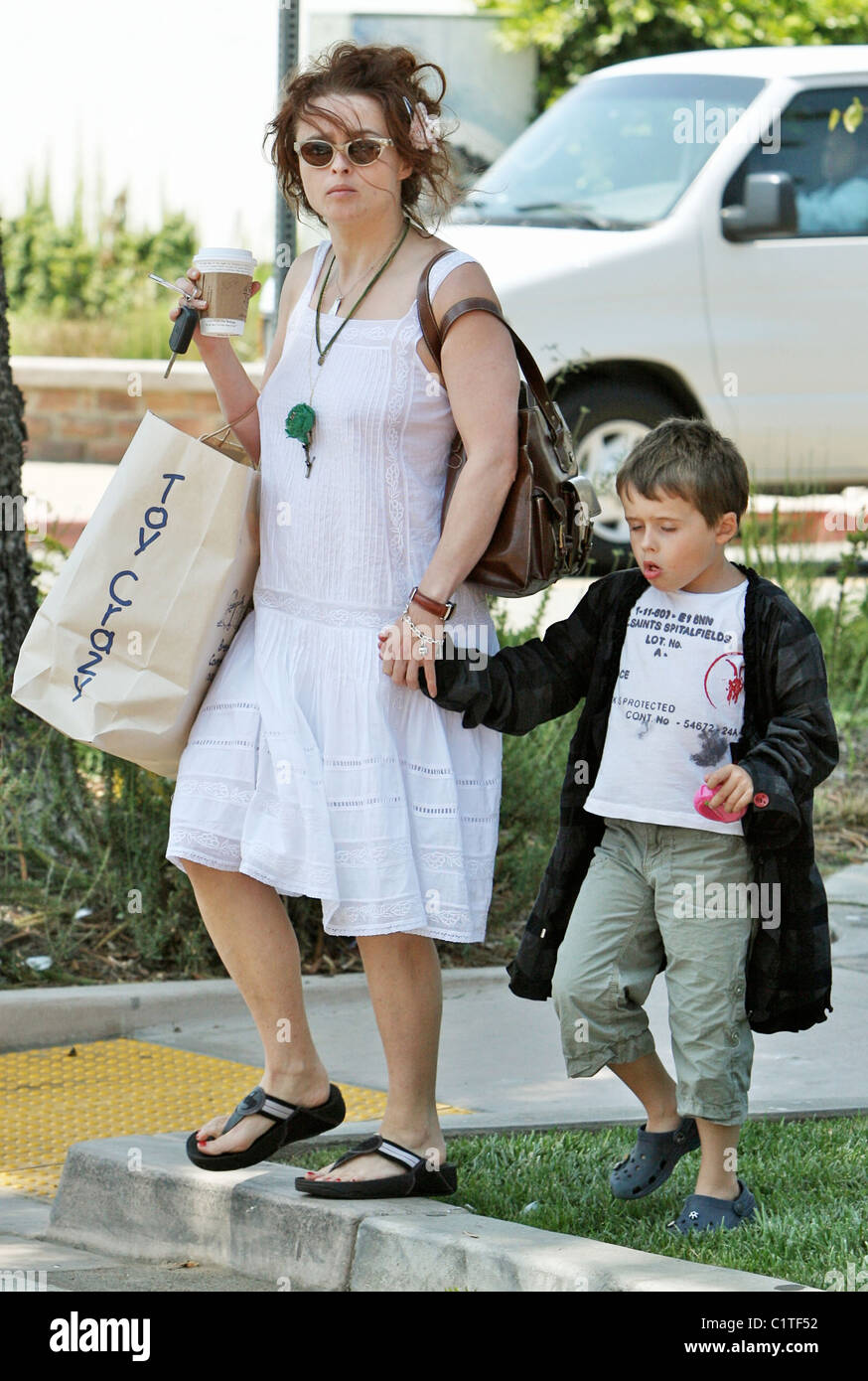 Helena Bonham Carter dejando 'juguete Loco' con su hijo Billy Ray Burton, que llevaba una gran bolsa de compras y un café en Malibu. Foto de stock