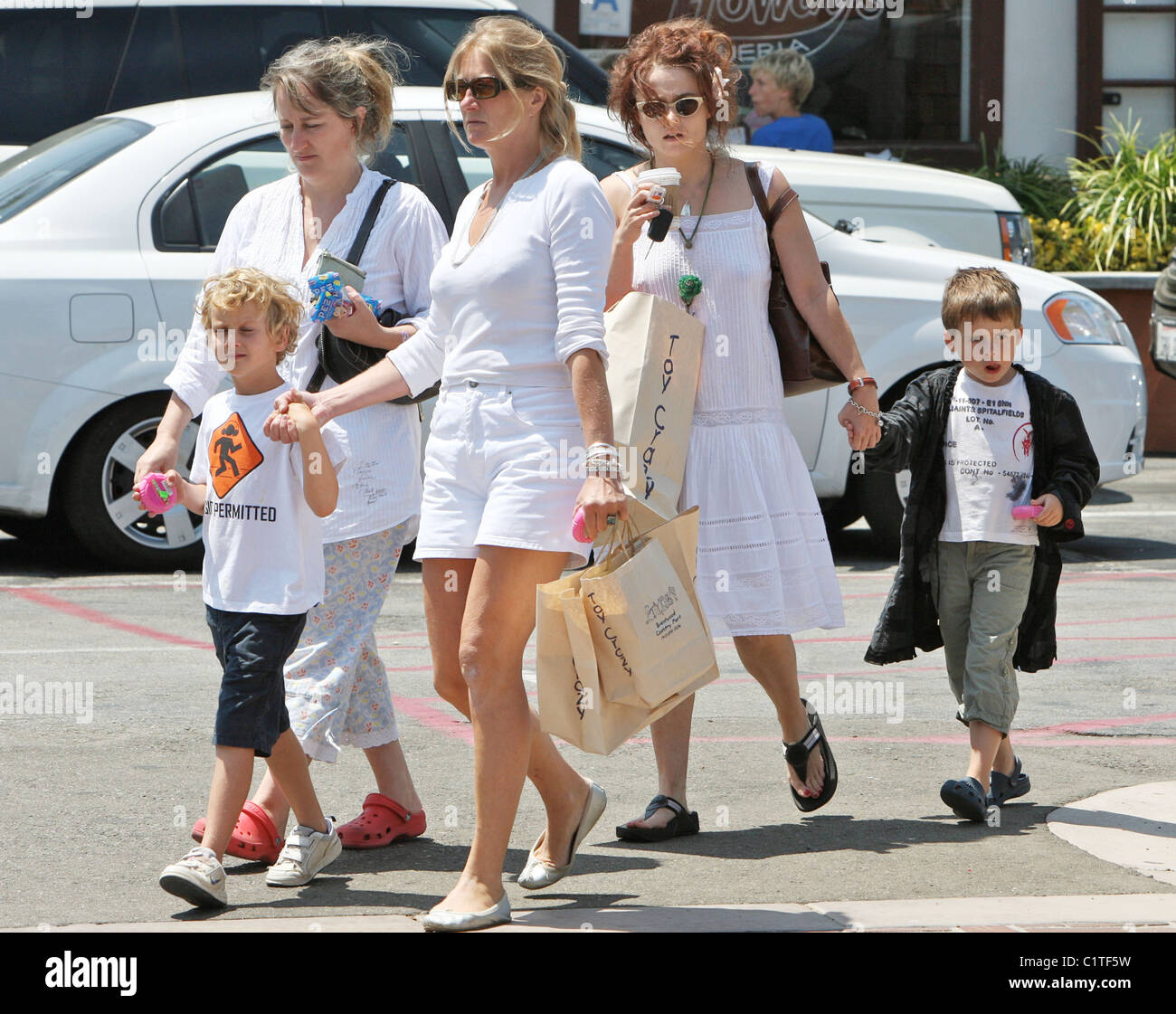 Helena Bonham Carter dejando 'juguete Loco' con su hijo Billy Ray Burton, que llevaba una gran bolsa de compras y un café en Malibu. Foto de stock