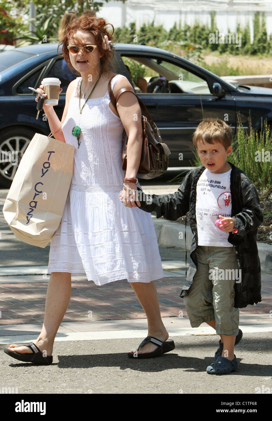 Helena Bonham Carter dejando 'juguete Loco' con su hijo Billy Ray Burton, que llevaba una gran bolsa de compras y un café en Malibu. Foto de stock