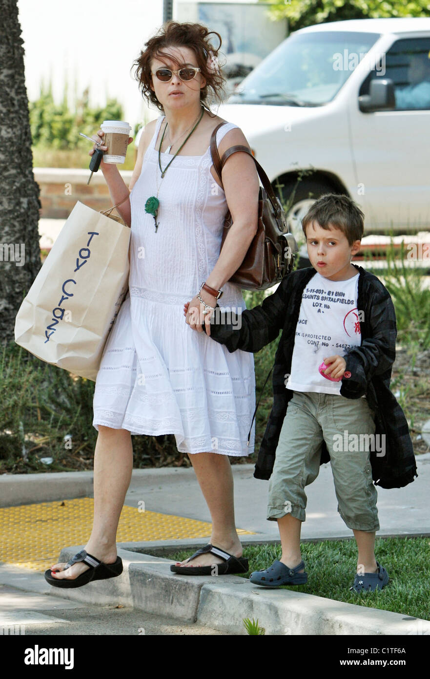 Helena Bonham Carter dejando 'juguete Loco' con su hijo Billy Ray Burton, que llevaba una gran bolsa de compras y un café en Malibu. Foto de stock