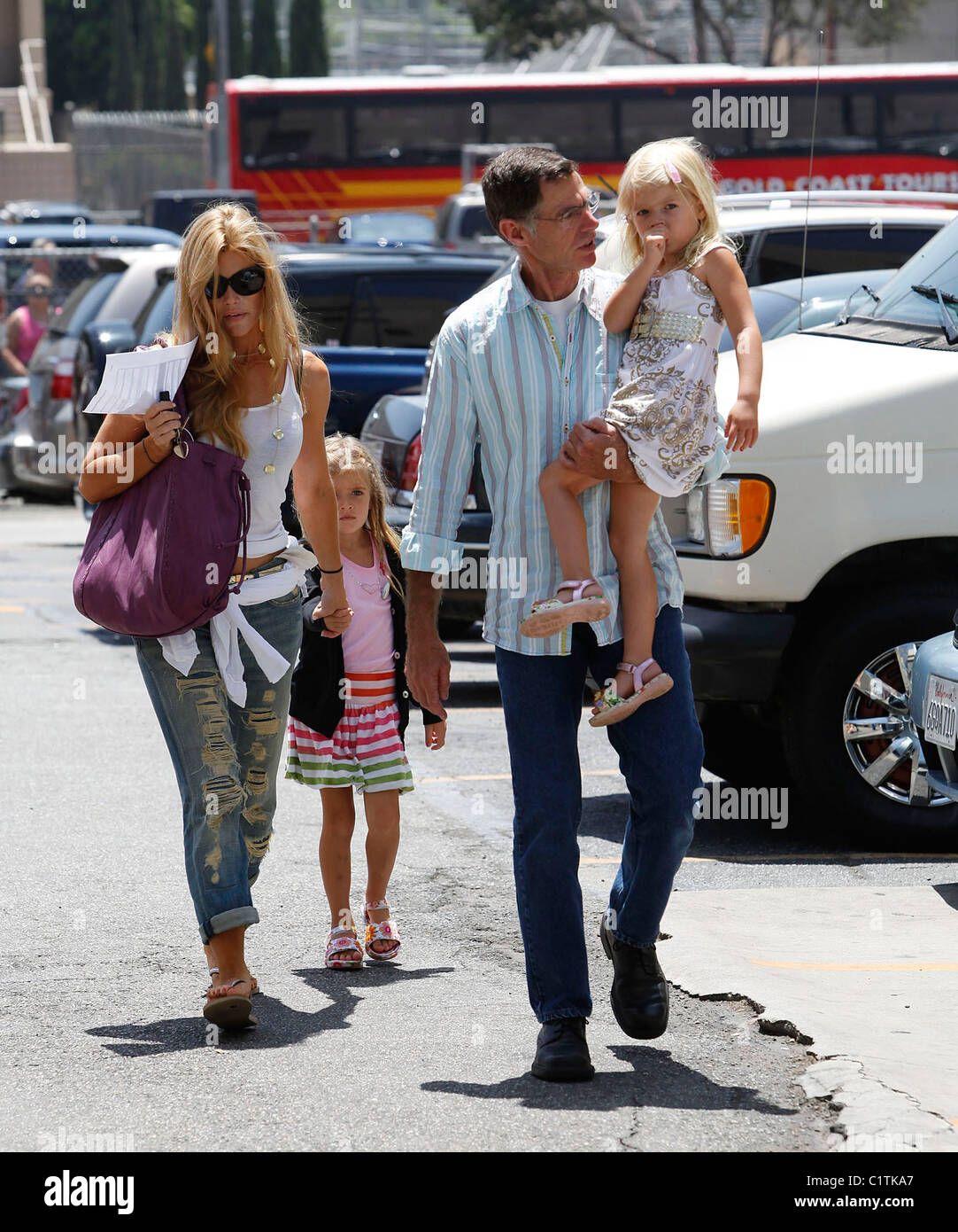 Denise Richards tomando sus hijas Lola Rose SheenEstevez y Sam J