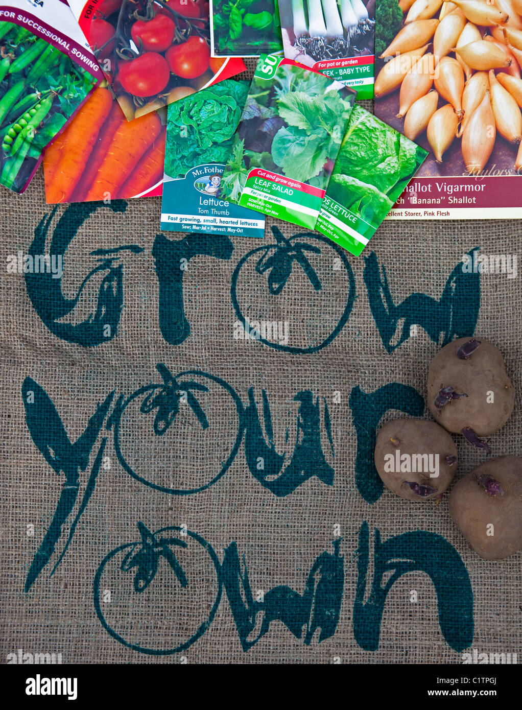 Hacer crecer su propia bolsa de arpillera diversos paquetes de semillas y patatas de siembra chitting Foto de stock