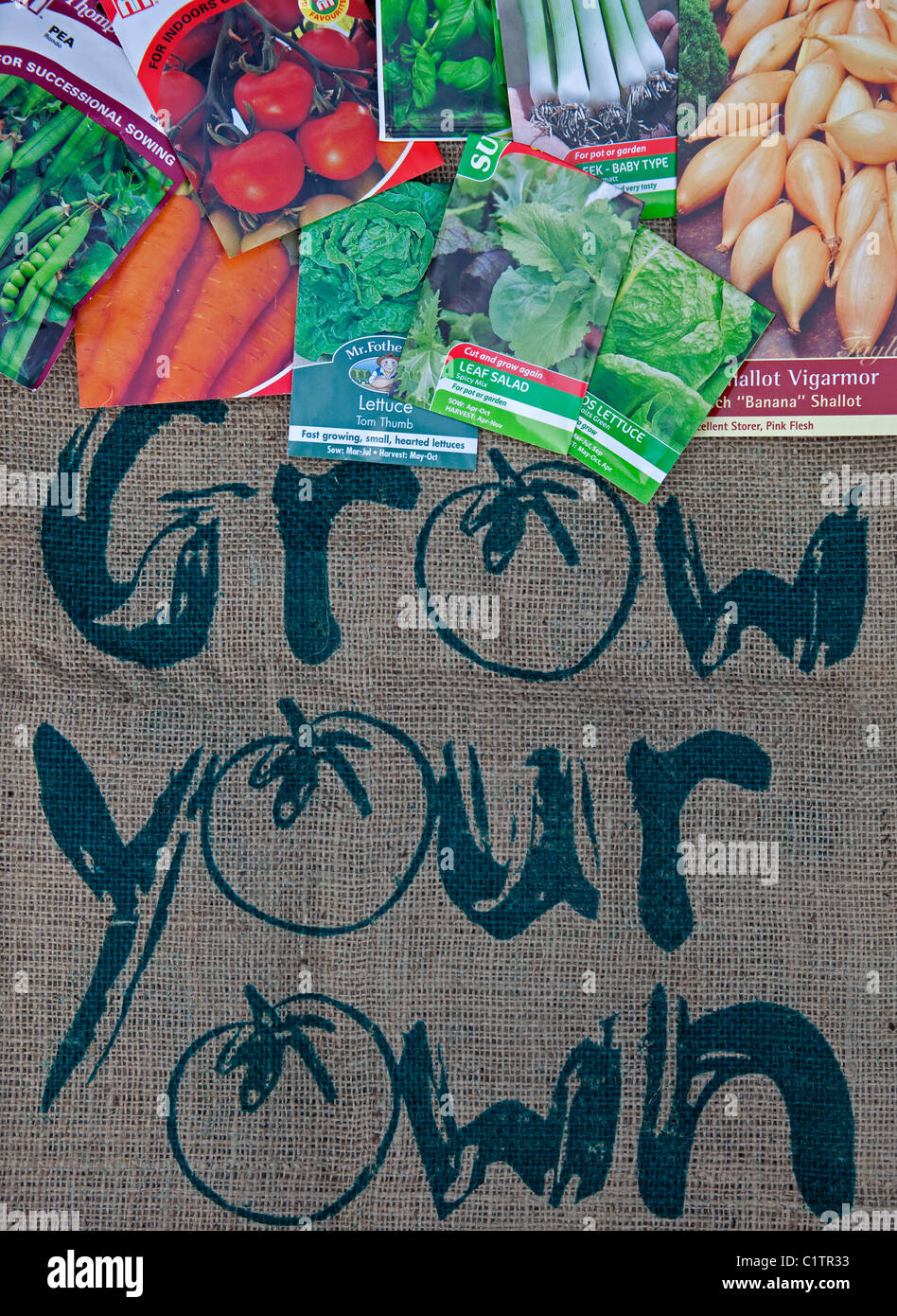 Hacer crecer su propia bolsa de arpillera con varios paquetes de semillas para la siembra de hortalizas Foto de stock