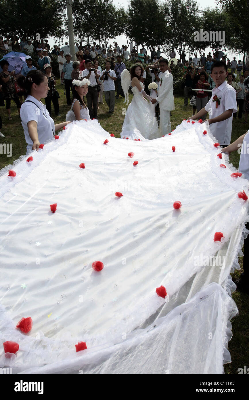 Vestido de boda más grande del mundo una novia de Jilin, China, se casó en  2.162 metros de largo y 1.5 metros de ancho vestido de novia Fotografía de  stock - Alamy