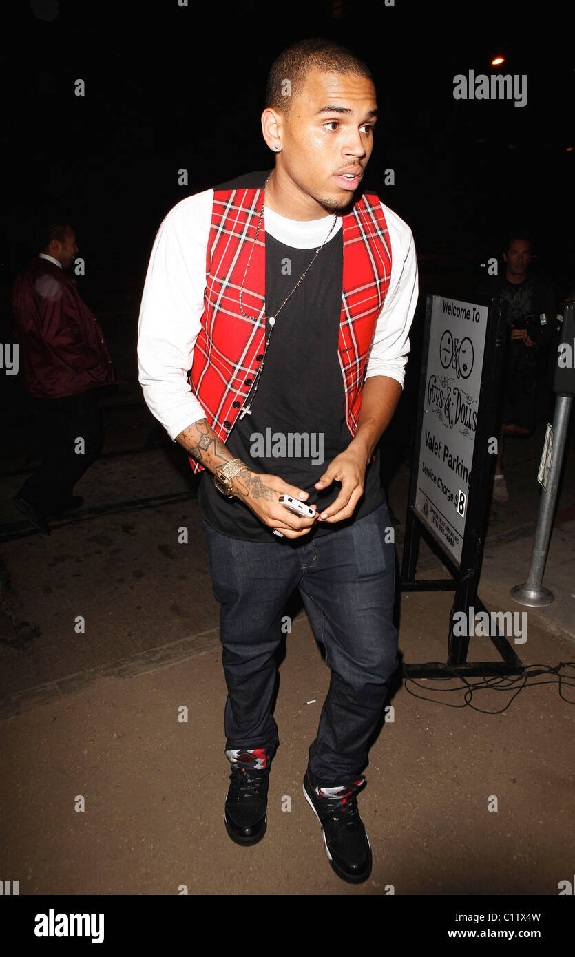 Comprimir Lugar de nacimiento amor Chris Brown llega a chicos y muñecas discoteca vistiendo un chaleco de  tartán Los Angeles, California - 11.08.09 Fotografía de stock - Alamy