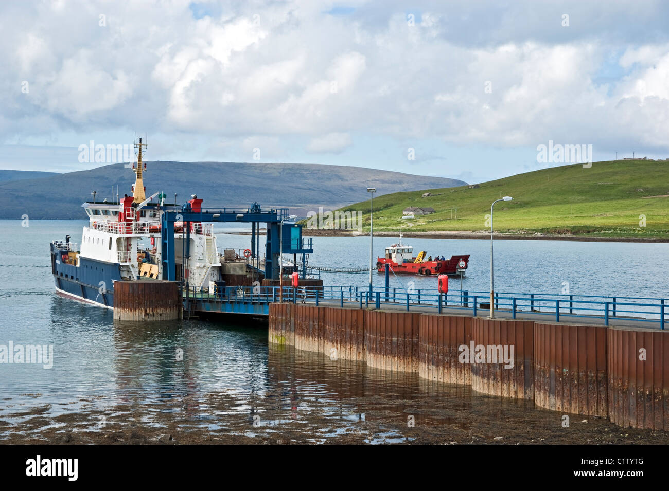 Coche de Orkney y ferry de pasajeros M.V. En el Houton Thorsvoe pier en las Islas Orcadas en Escocia continental Foto de stock