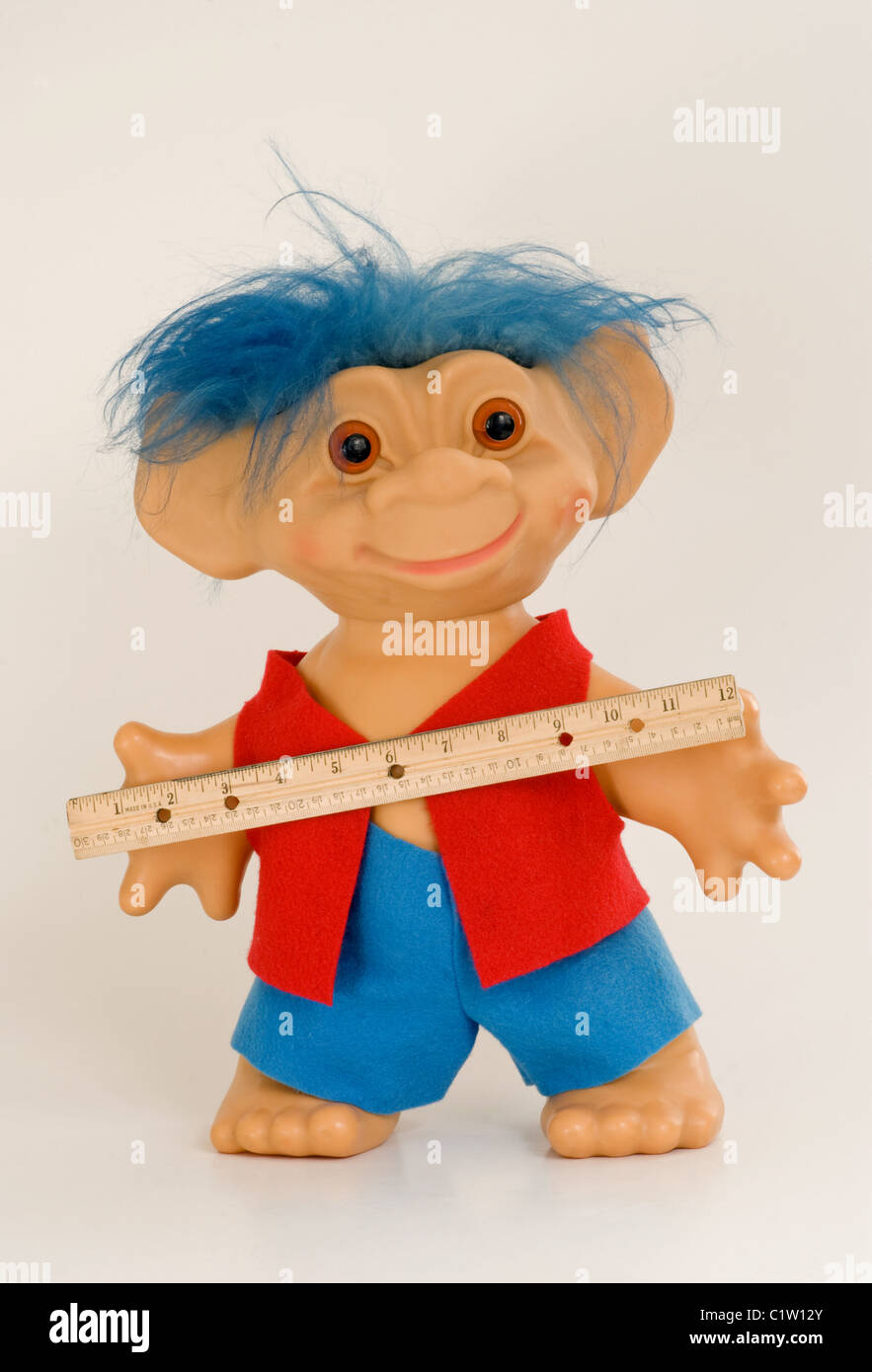 Troll chico con el pelo azul sujetando una regla en pulgadas y centímetros  Fotografía de stock - Alamy