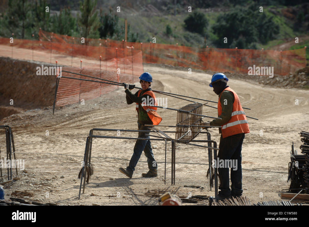 Los trabajadores de la construcción en un sitio de construcción Foto de stock