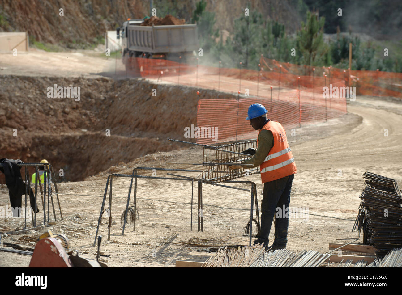 Trabajador de la construcción en un sitio de construcción Foto de stock