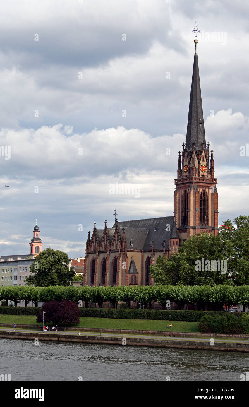 Una iglesia en las orillas del río Main, en Frankfurt, Alemania. Foto de stock