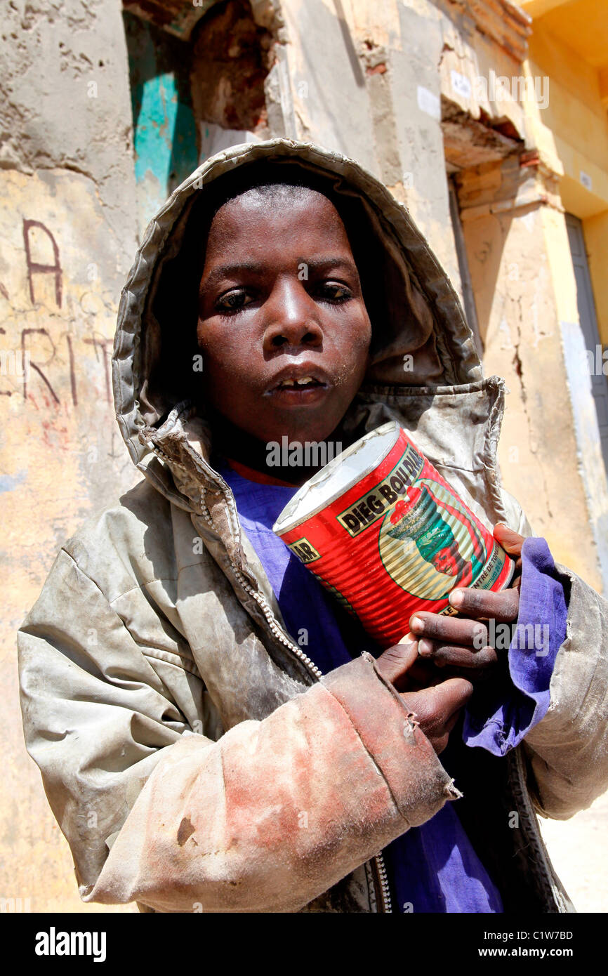 Los jóvenes talibé (estudiantes de una escuela coránica) a mendigar en las calles de Saint Louis, Senegal Foto de stock