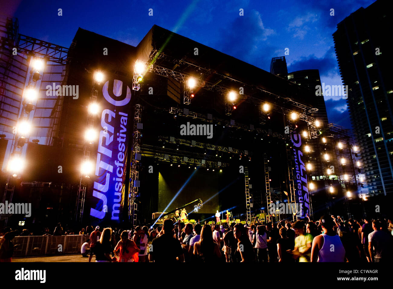 El escenario principal en el Ultra Music Festival en Miami, Florida, EE.UU., adoptado el 25 de marzo de 2011. Foto de stock