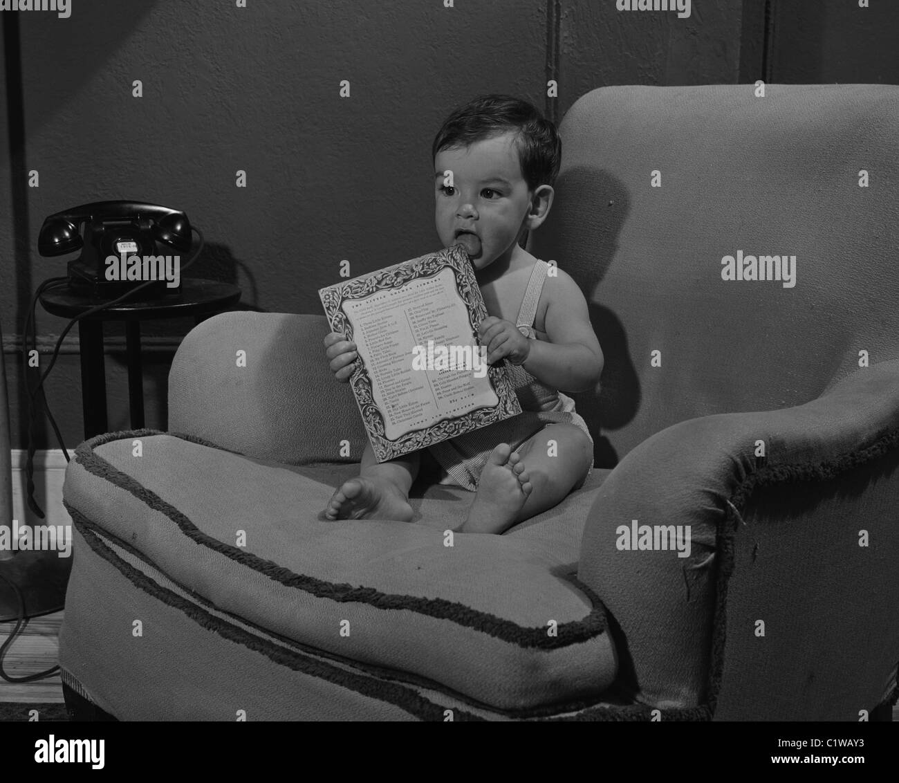 Baby Boy en el sofá Foto de stock