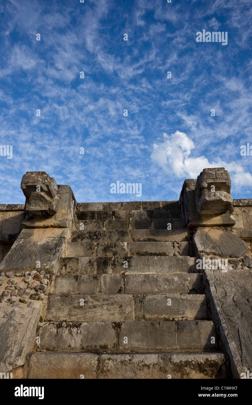 Una de las cuatro escaleras que conducen a la parte superior de la plataforma de las águilas y los jaguares en Chichen Itza, Yucatán, Mexco. Foto de stock