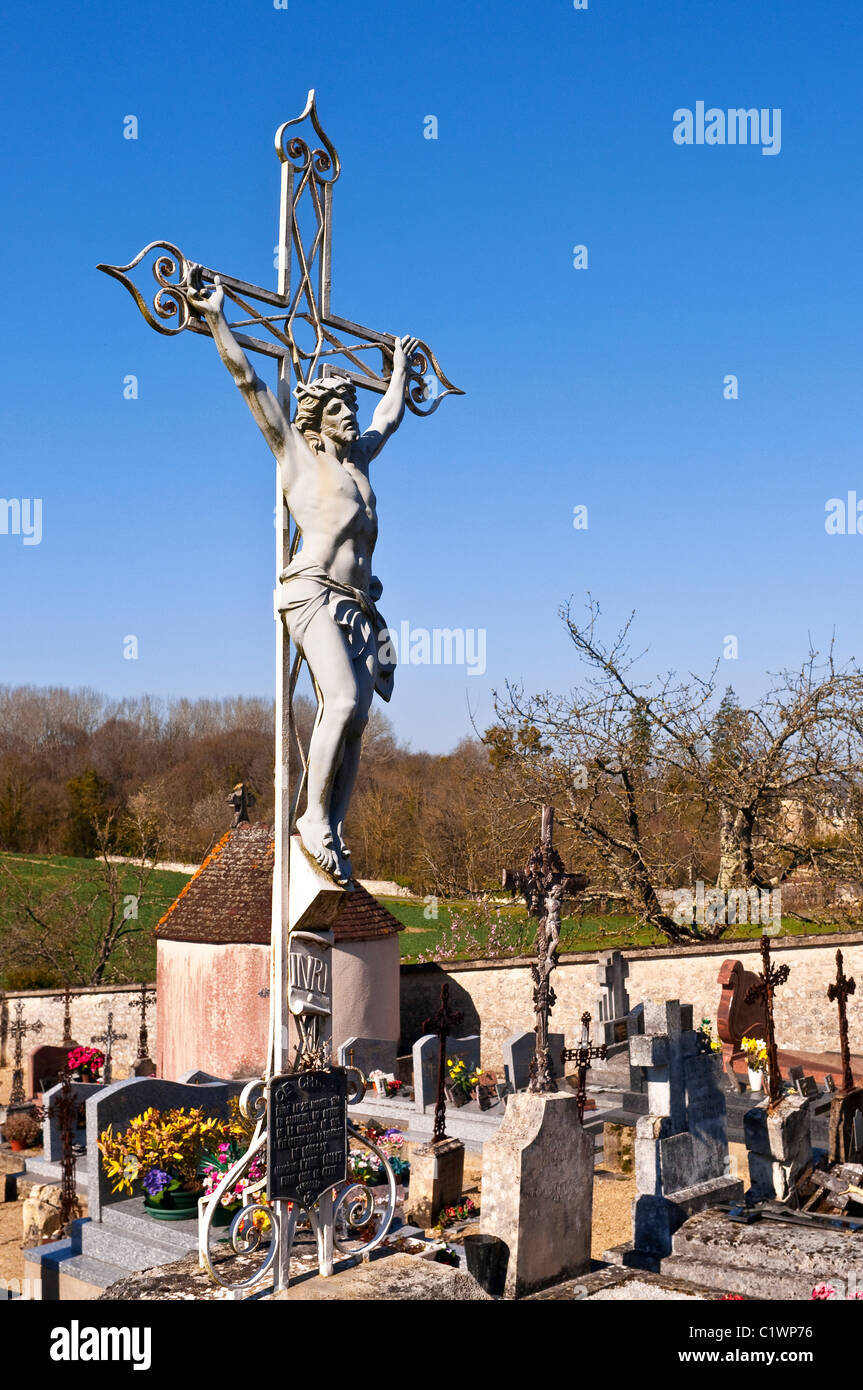 Cruz de hierro fundido a Jesucristo en el cementerio - Francia. Foto de stock