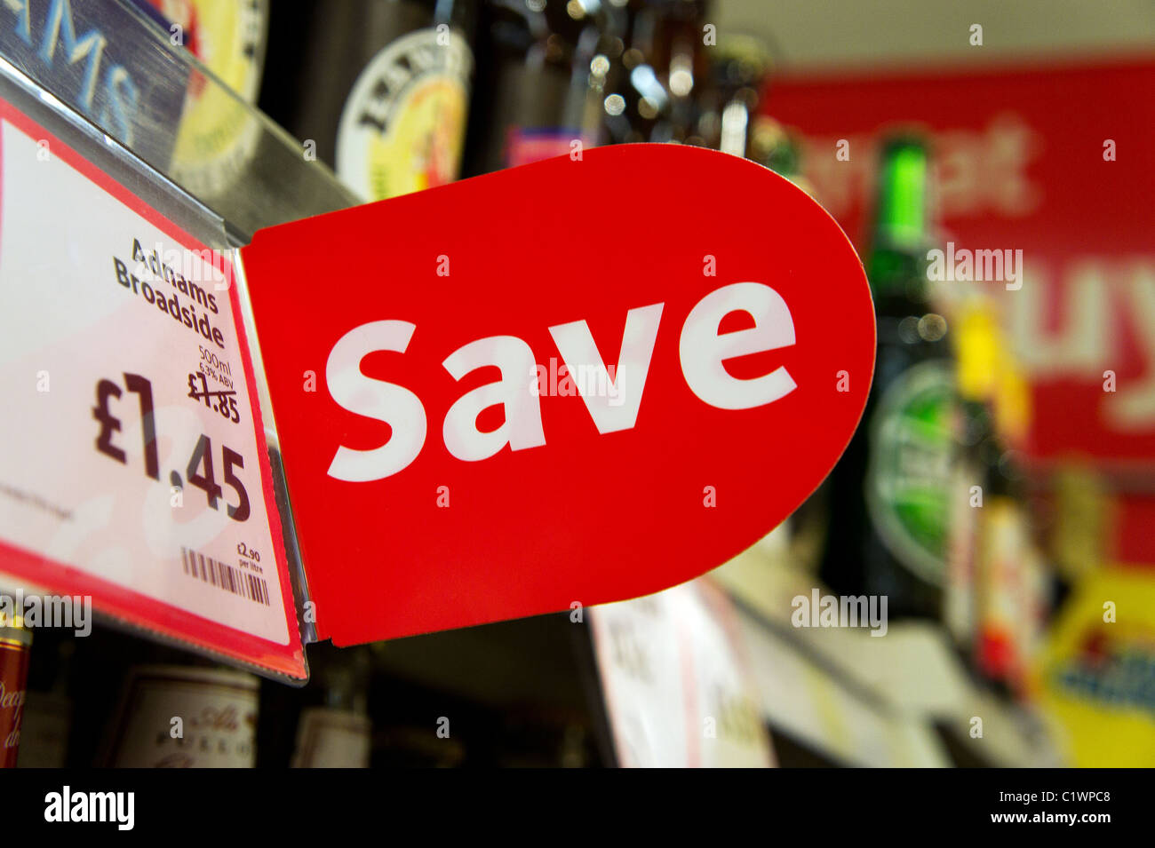 Un signo de ahorrar dinero en un supermercado británico Foto de stock