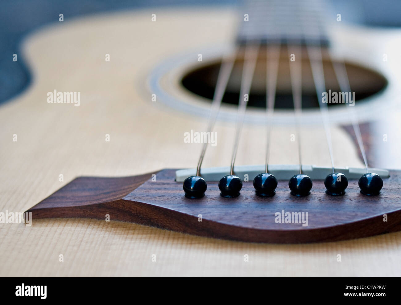 Close-up de una guitarra acústica. Foto de stock