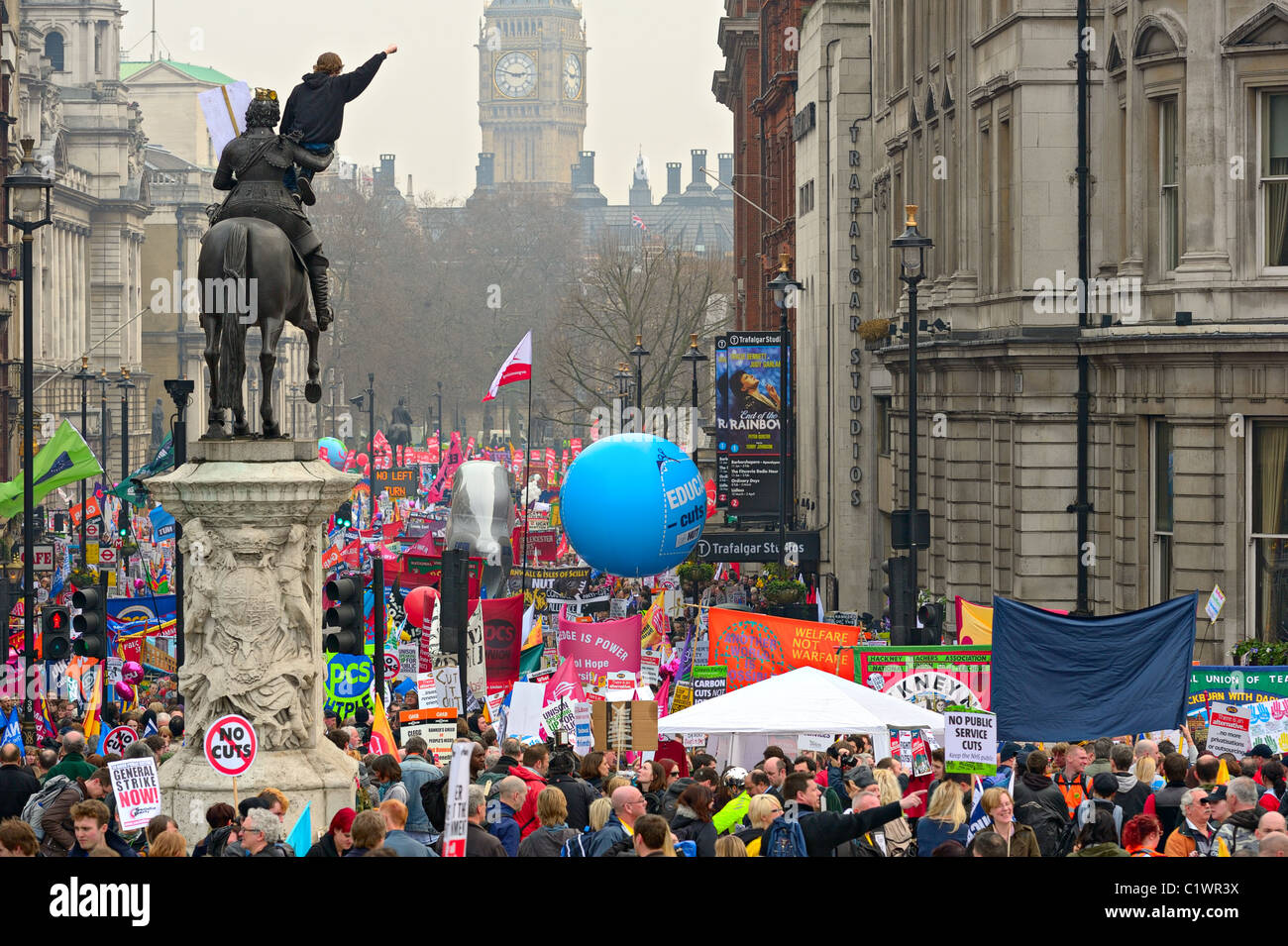 Los manifestantes marchan en Londres contra los recortes del gasto público -- Marcha por la alternativa -- un mitin organizado por el TUC Foto de stock