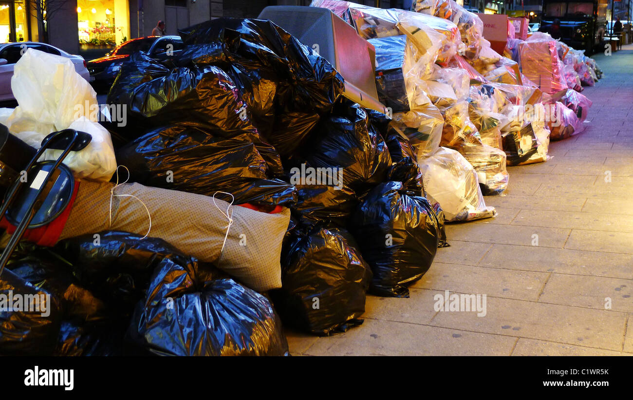 Los montones de basura en las calles de la ciudad urbana. Foto de stock