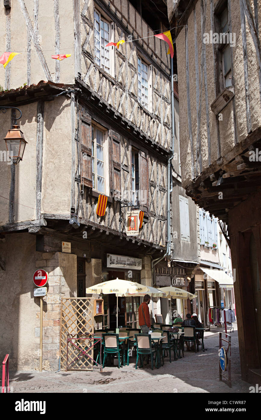 Los edificios medievales y calles estrechas con cafe Foix Ariege Francia Foto de stock