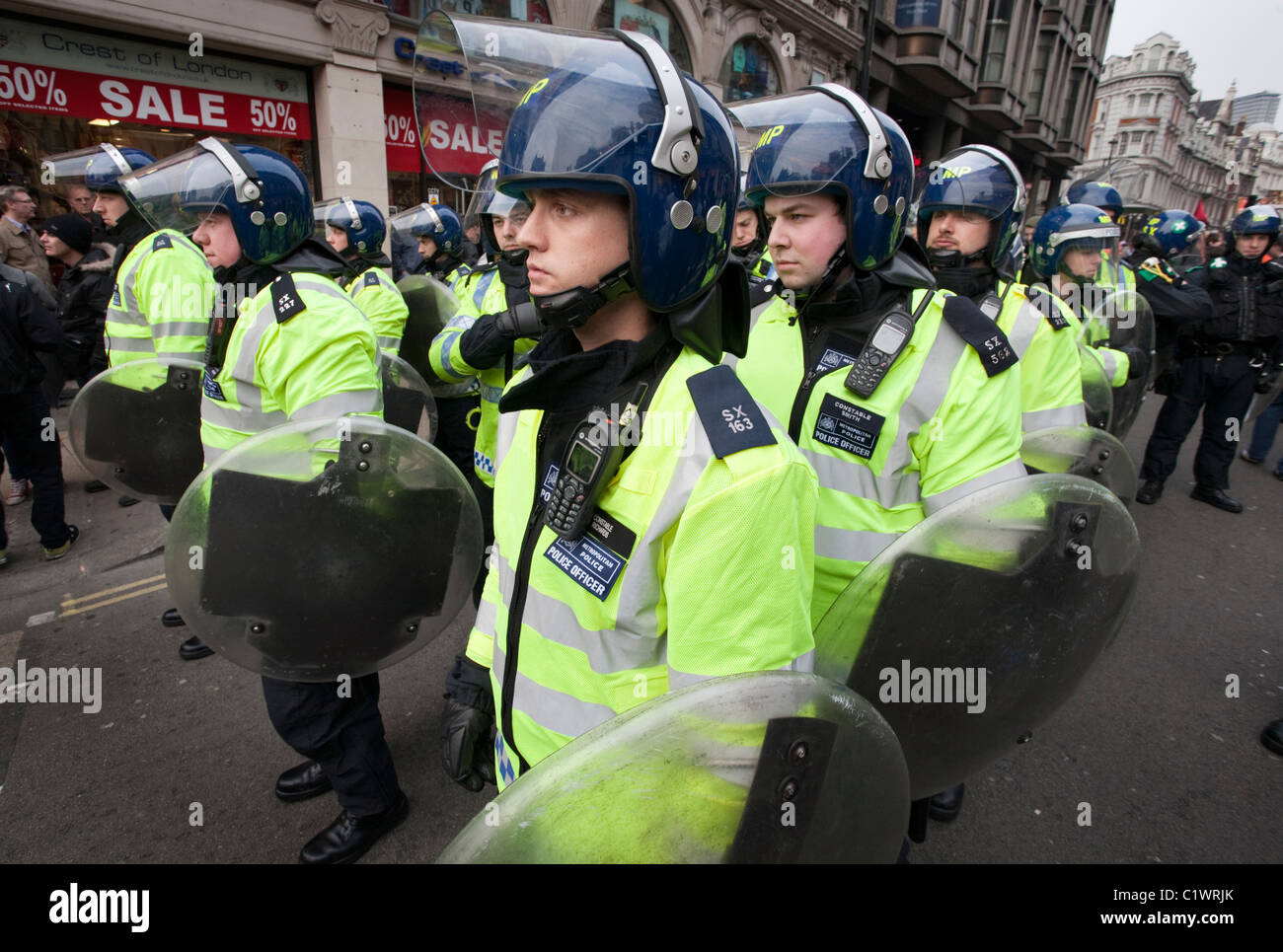 La policía antidisturbios en reserva durante la Anti-Cuts manifestaciones en Londres. 26/03/2011 Foto de stock