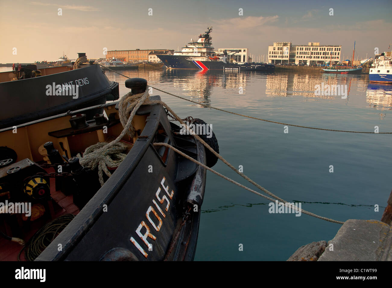 Remolcadores de Saint Denis y VB Iroise amarrados en el puerto comercial de Brest. Foto de stock