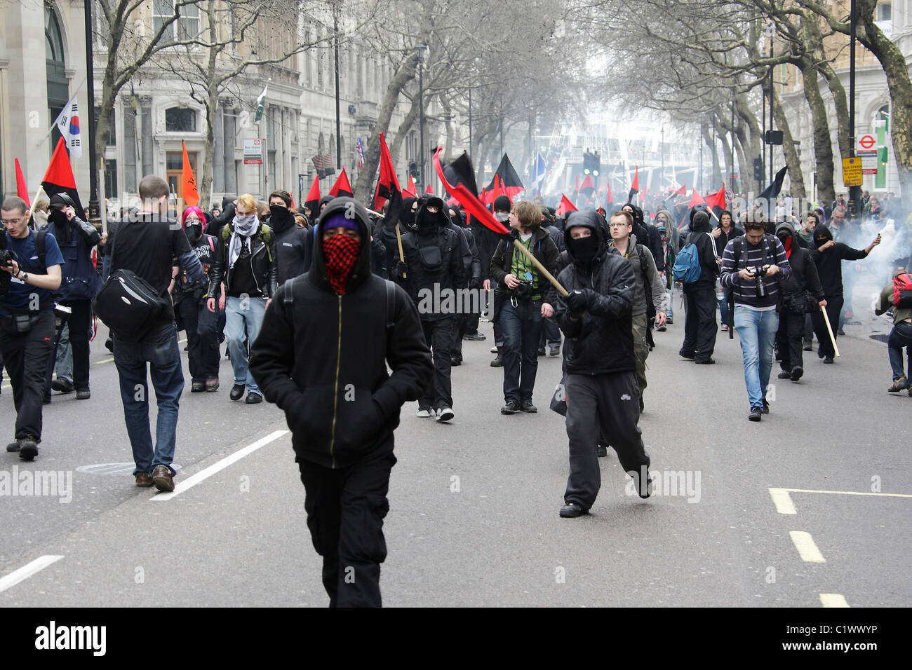 Los anarquistas se mueven a través de las calles de Londres Foto de stock