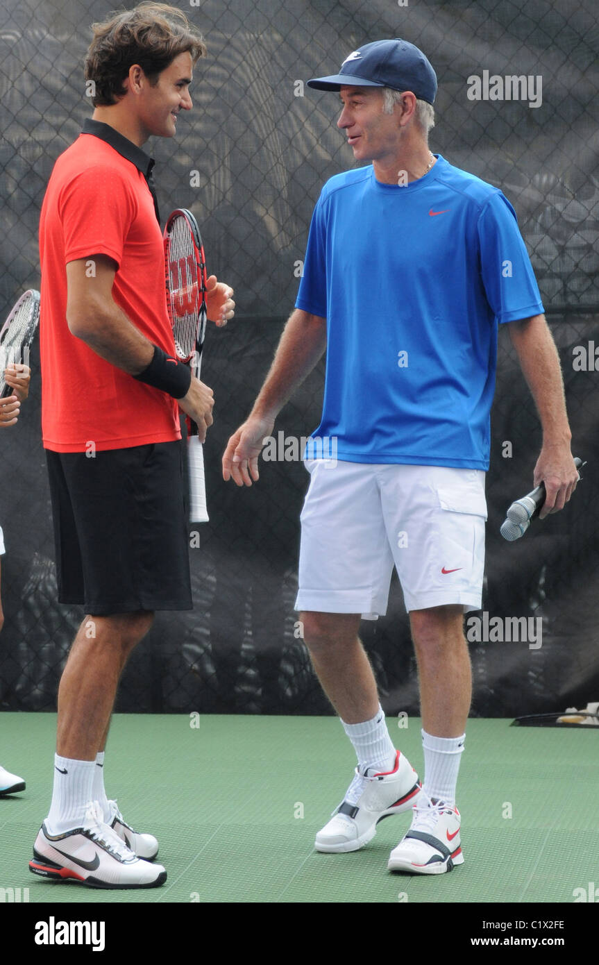 Roger Federer y John McEnroe Nike Juego, Set, NYC eventos de tenis delante  del US Open de la ciudad de Nueva York, EE.UU. - 26.08.09 Fotografía de  stock - Alamy