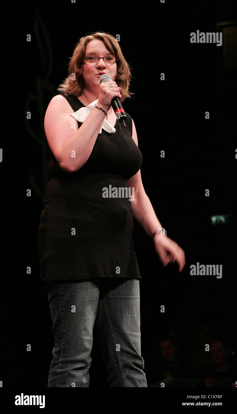 Sarah Millican 'Amnistía Internacional:Stand Up para la Libertad" en el Fringe Festival de Edimburgo de 2009 en Edimburgo, Escocia - Foto de stock