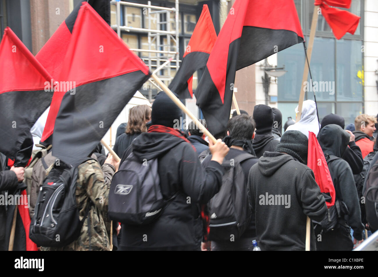 'Black Bloc' bloque negro anarquistas anarquía de marzo de 2011 Londres alternativo protesta y motín contra los recortes gubernamentales Foto de stock