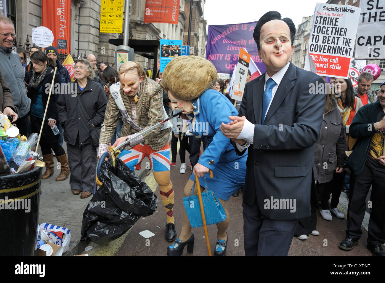 Margaret Thatcher (recogida de basura) y David Cameron en TUC Anti-Spending Cortes de marzo, Londres, 26 de marzo de 2011 Foto de stock
