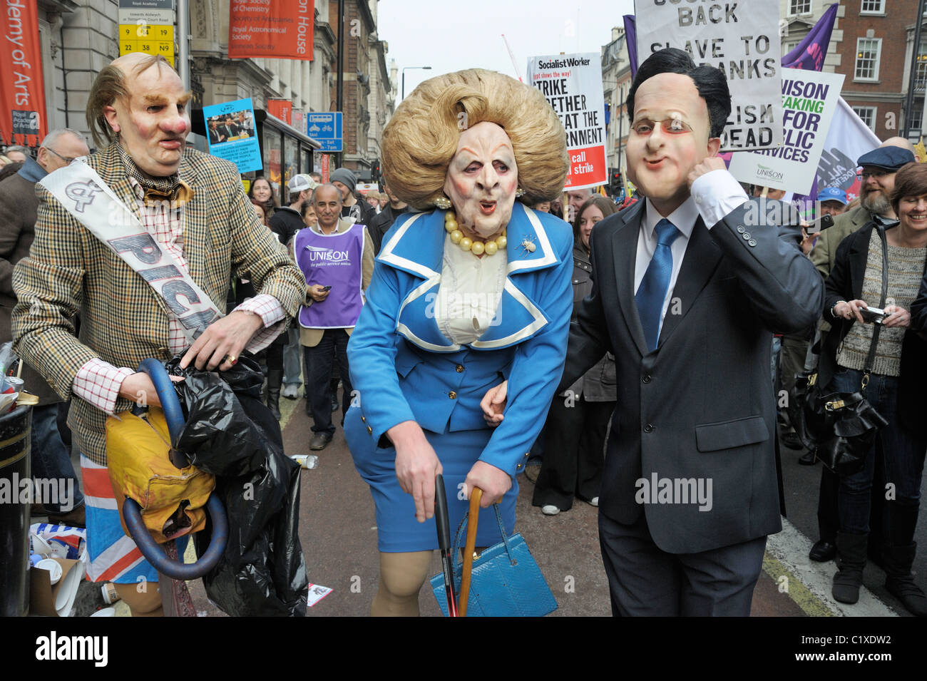 Margaret Thatcher y David Cameron en TUC Anti-Spending Cortes de marzo, Londres, 26 de marzo de 2011 Foto de stock