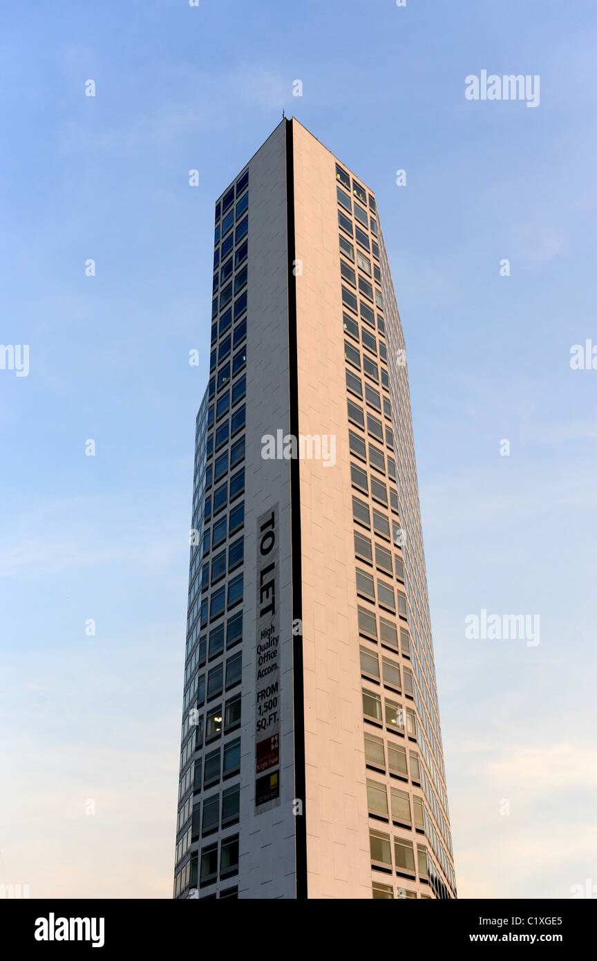 La torre Alfa de varios pisos de altura alojamiento de office para dejar en Birmingham, Reino Unido Foto de stock