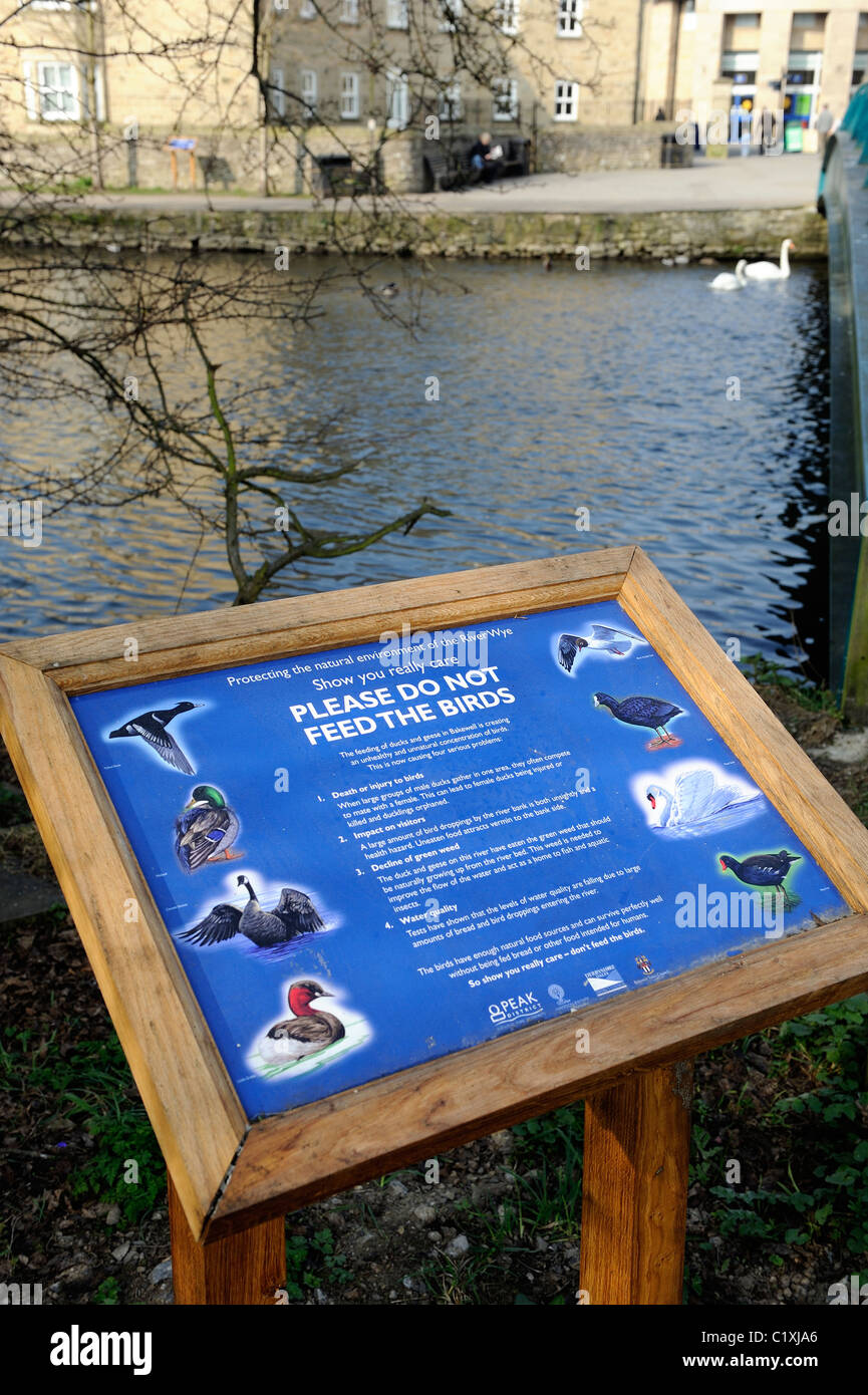 Por favor no se alimentan las aves información pública firmar bakewell Derbyshire, Inglaterra Foto de stock