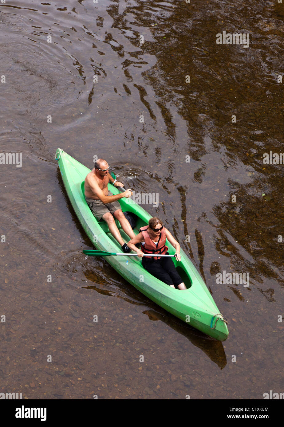 Dos personas en canoa por el río Dordogne France Foto de stock