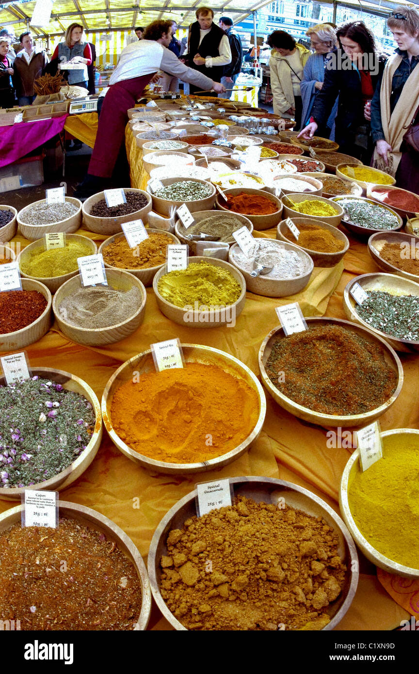 París, Francia - Visualización en tablas en mercado de comida al aire libre  en la Bastilla, comerciante de hierba seca, vendedor ambulante Fotografía  de stock - Alamy