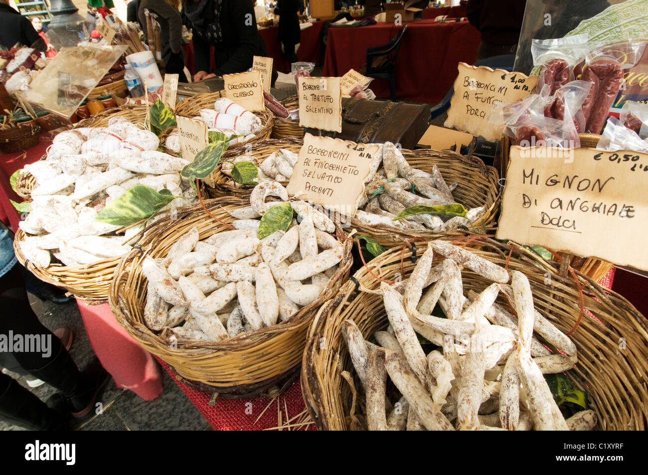 Salami salami salchicha de carne salchichas italia producto alimentario los productos transformados en venta en Cala Cala trader comerciantes del mercado Foto de stock