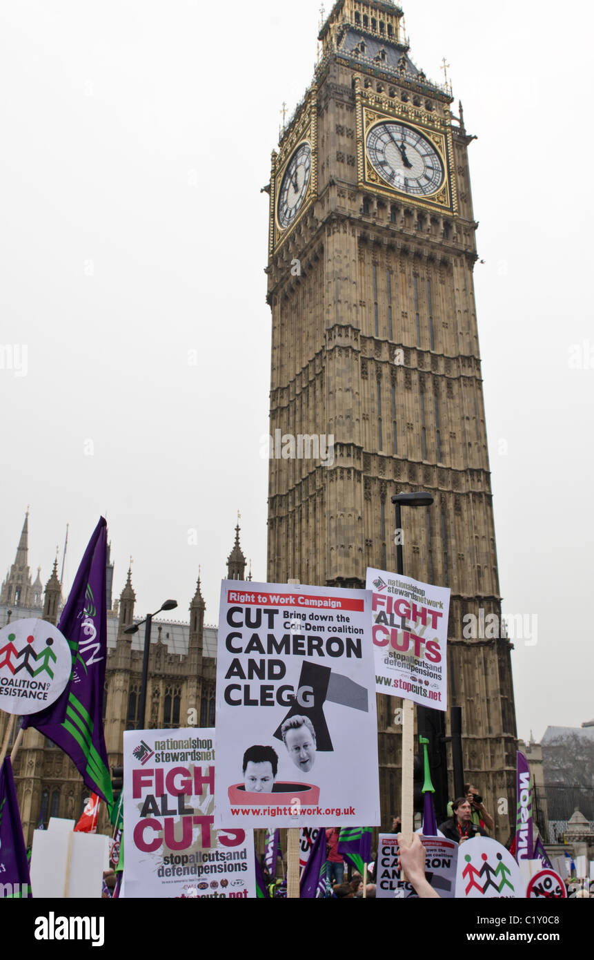 Pancartas de protesta fuera del Big Ben y el Parlamento TUC 'Marco para la Alternativa" contra los recortes del gobierno de coalición de marzo de 2011 Foto de stock