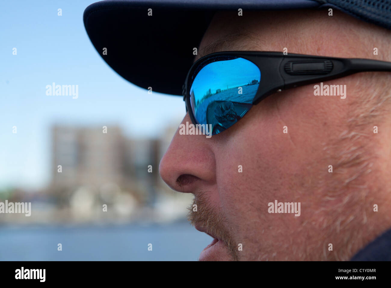Cerca de un hombre que llevaba gafas de espejo en Baltimore, Maryland,  EE.UU Fotografía de stock - Alamy