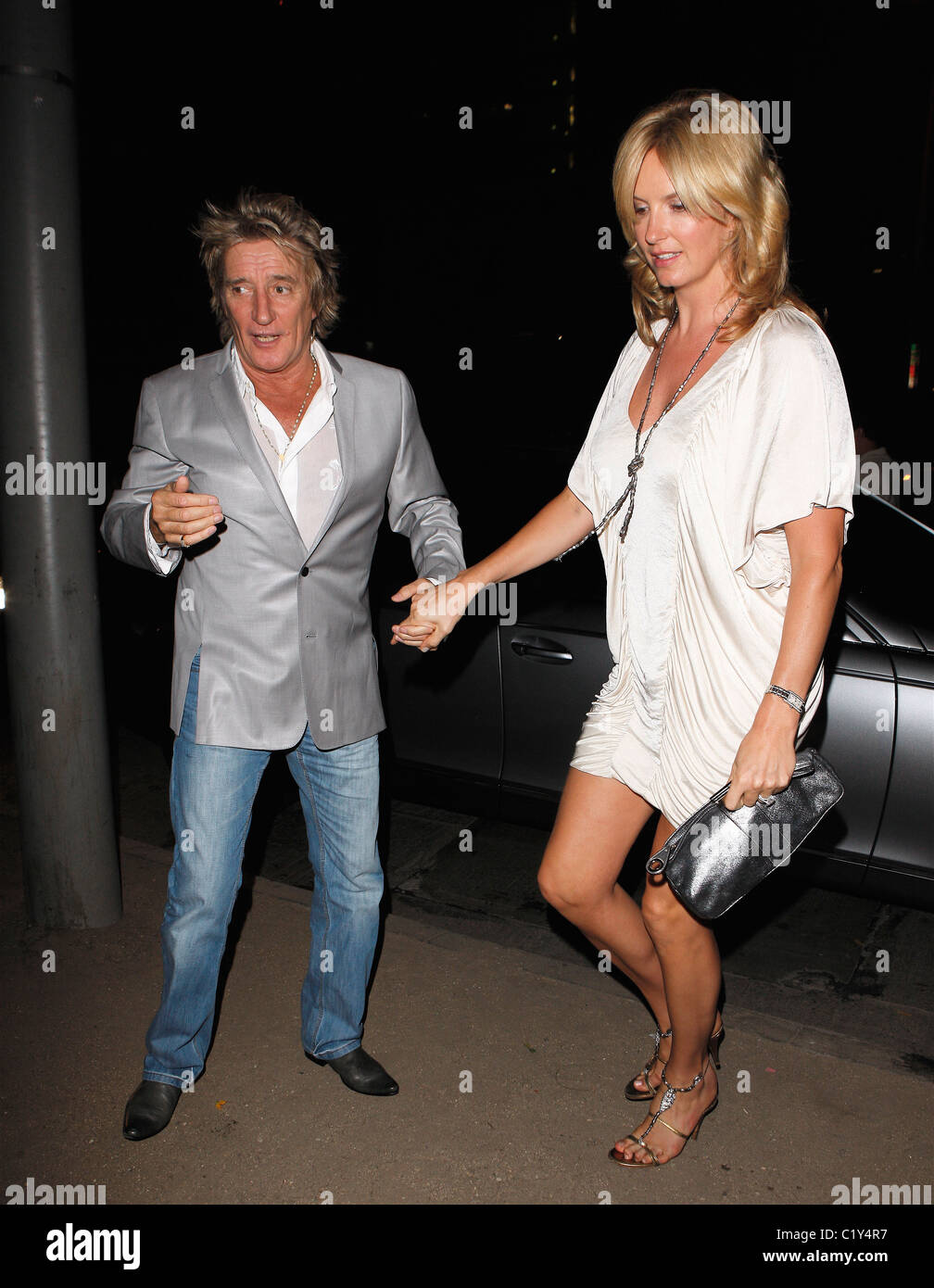 Rod Stewart y su esposa Penny Lancaster dejando Guys & Dolls night club