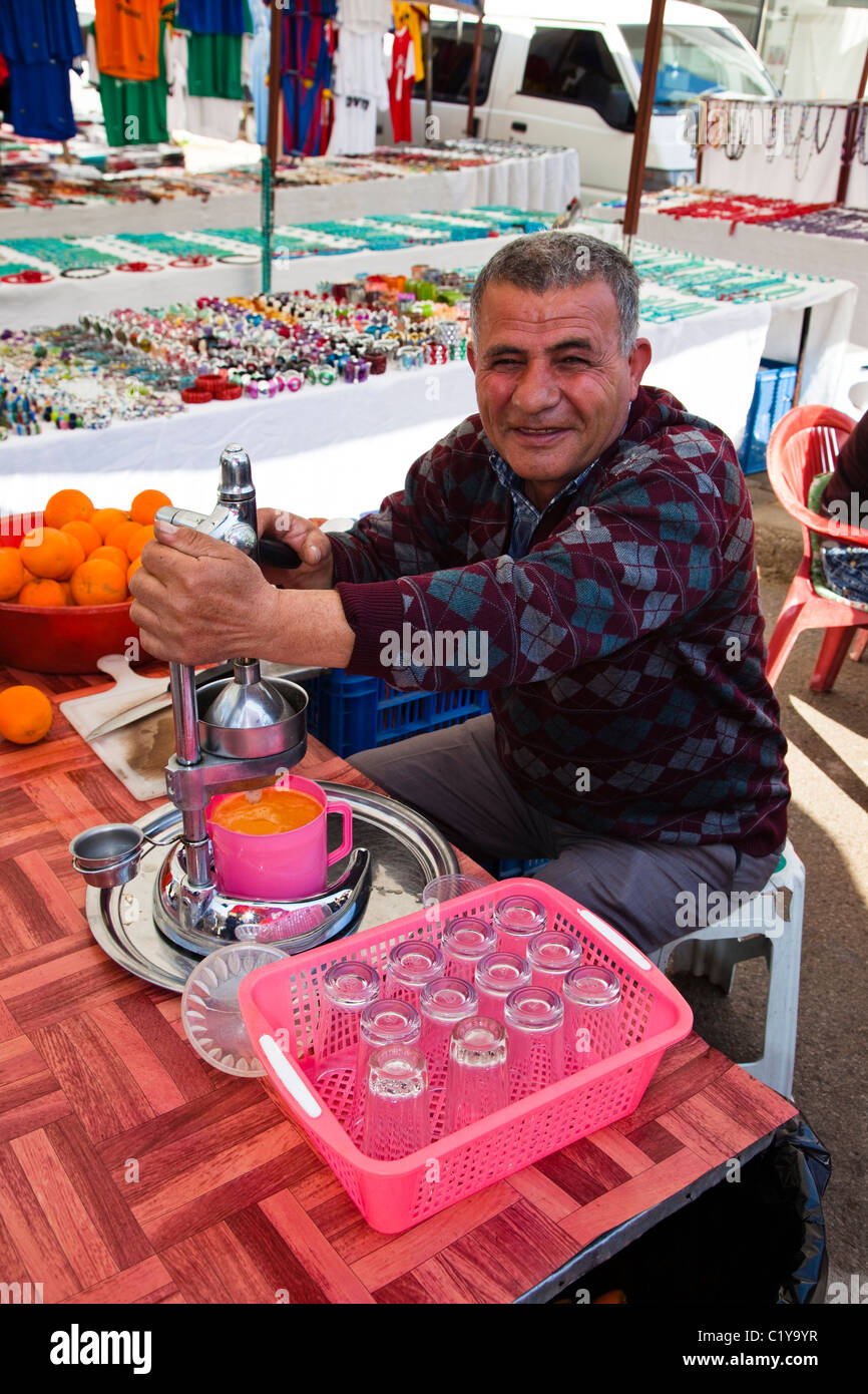 Hombre turco vendiendo jugo de naranja fresco con un exprimidor en el bazar  en Belek, Turquía Fotografía de stock - Alamy