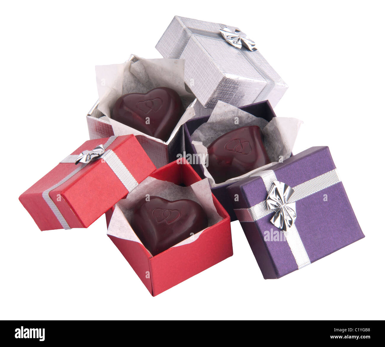 Bombones en forma de corazón de chocolate en pequeñas cajitas de regalo  recorte,cortar Fotografía de stock - Alamy
