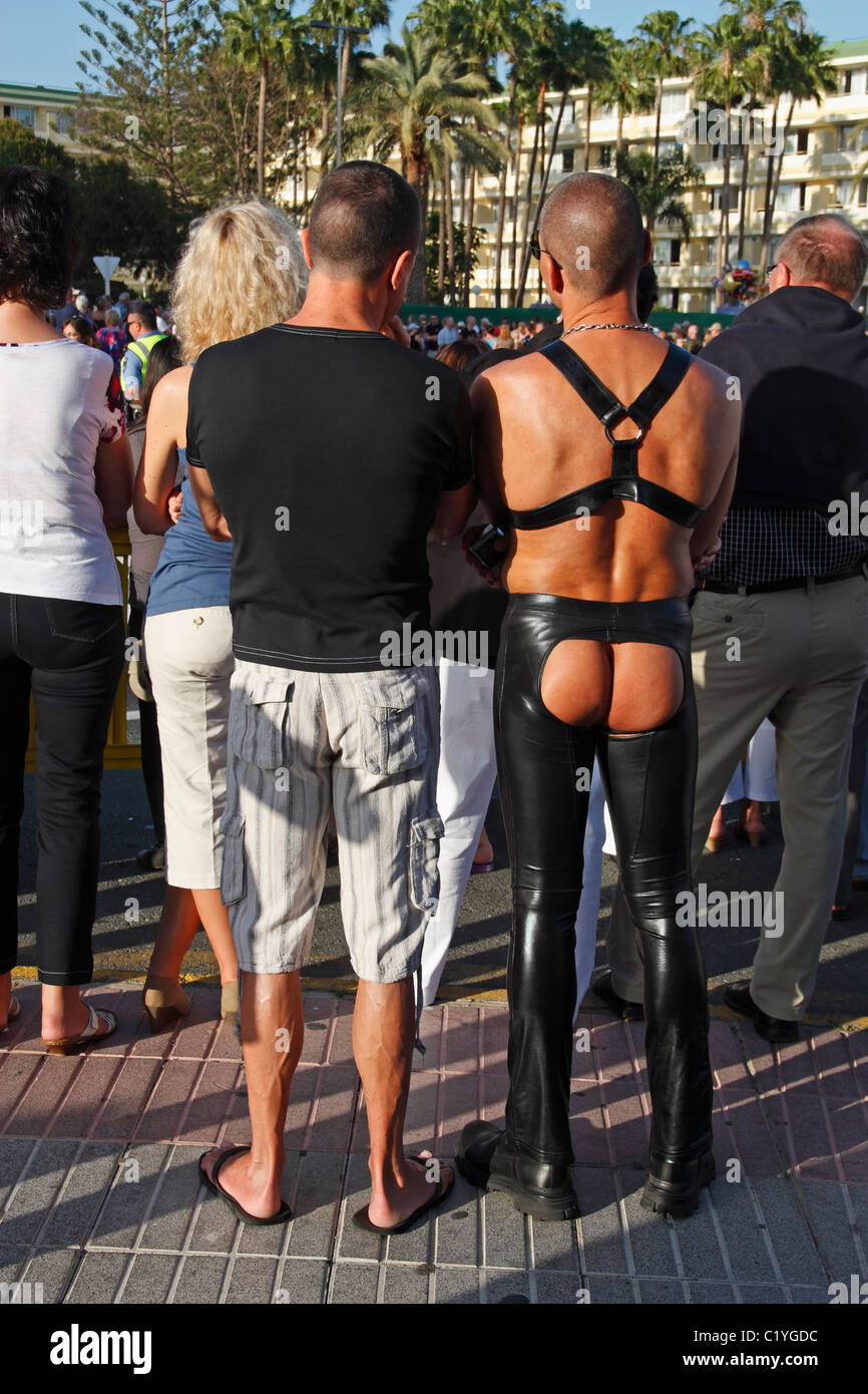 Hombre vestidos de leather chaps mostrando bare abajo en carnaval en Playa  del Ingles en Gran Canaria Fotografía de stock - Alamy