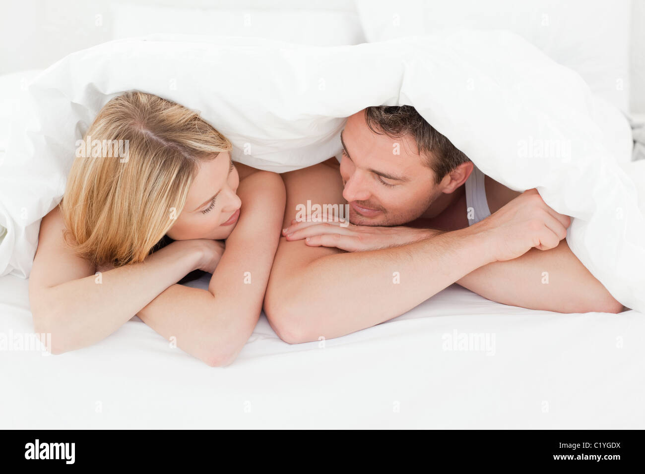 Encantadora pareja en su cama Foto de stock