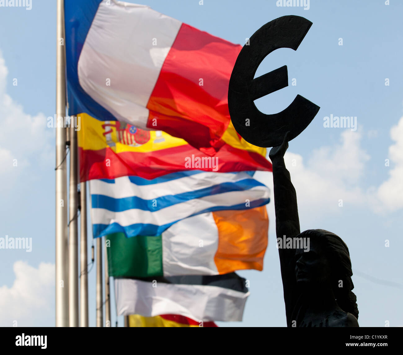 Los pabellones europeos y el símbolo del euro en el Parlamento Europeo Foto de stock