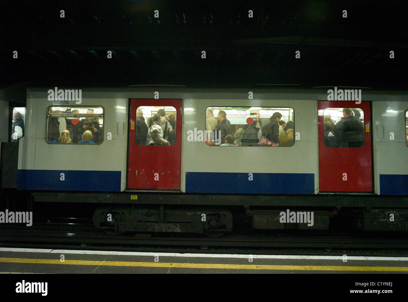 La gente en el metro de Londres o el tubo de Londres, Inglaterra Foto de stock
