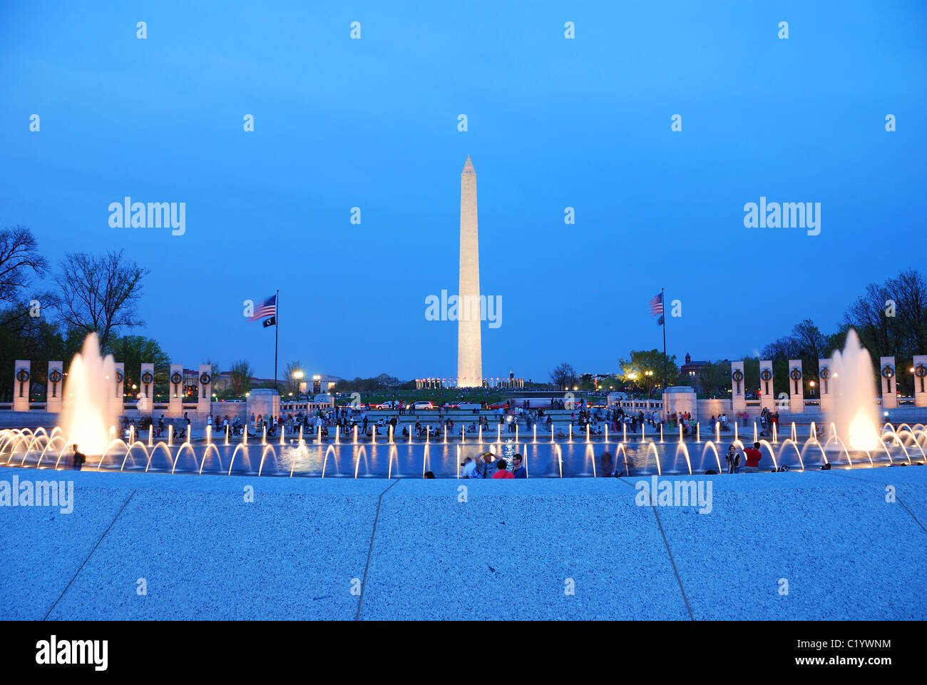 El Monumento a Washington y el memorial de la segunda guerra mundial y con fuentes de luz crepuscular, Washington DC. Foto de stock