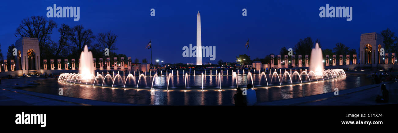El Monumento a Washington, el panorama con fuentes y memorial de la Segunda Guerra Mundial por la noche en Washington DC. Foto de stock